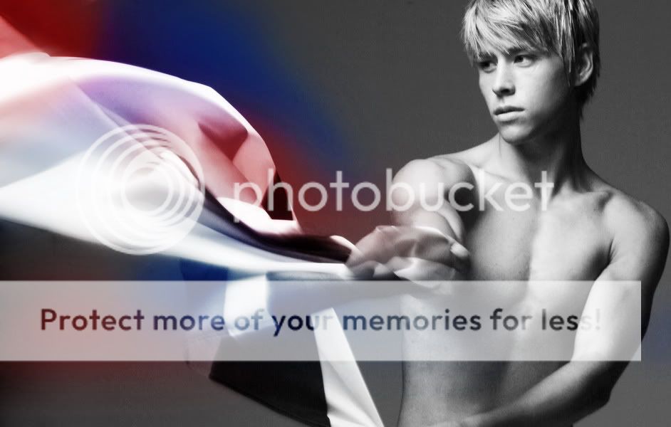 Fotos de Mitch Hewer sin camise...